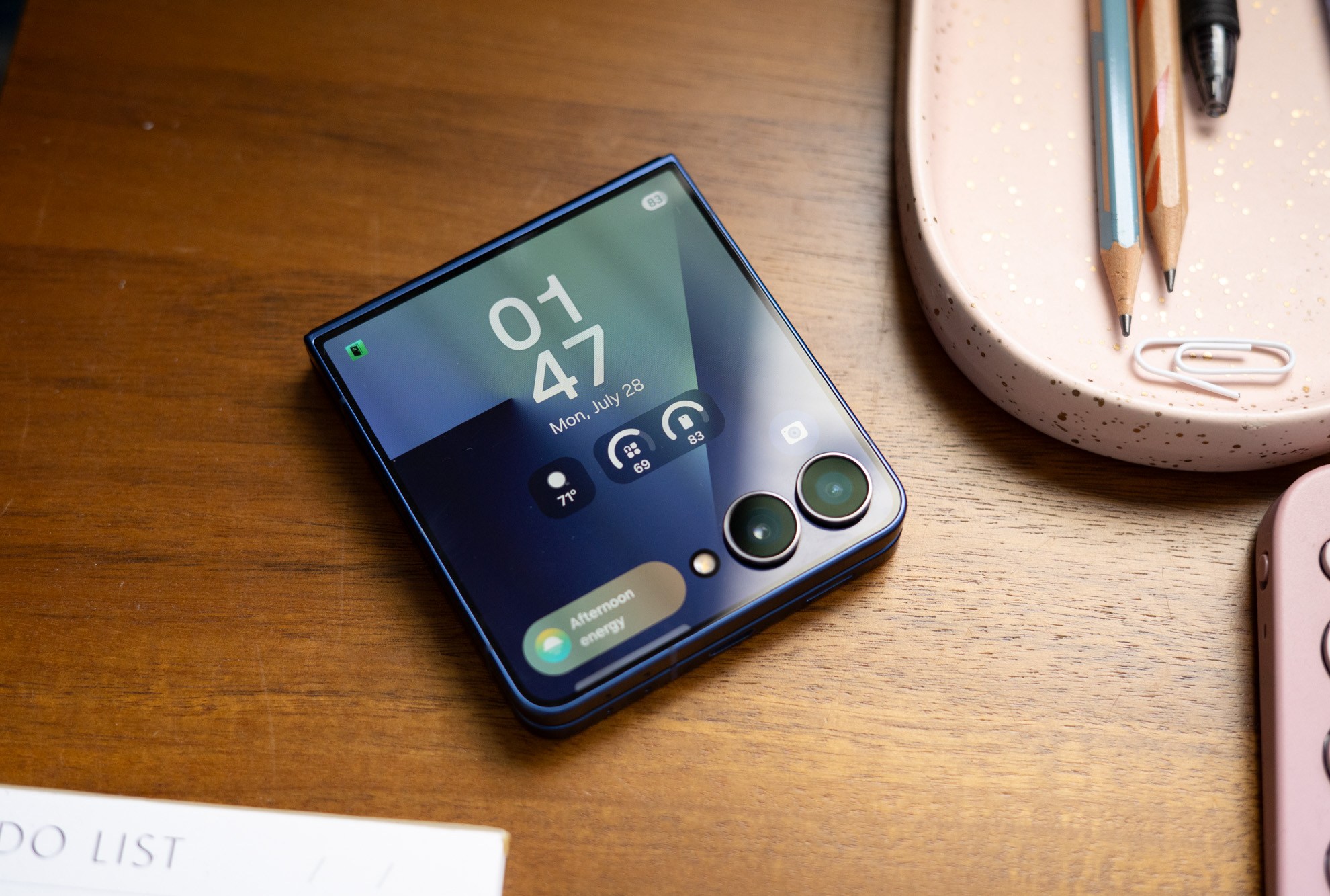 Samsung Galaxy Z Flip 7 showing cover screen