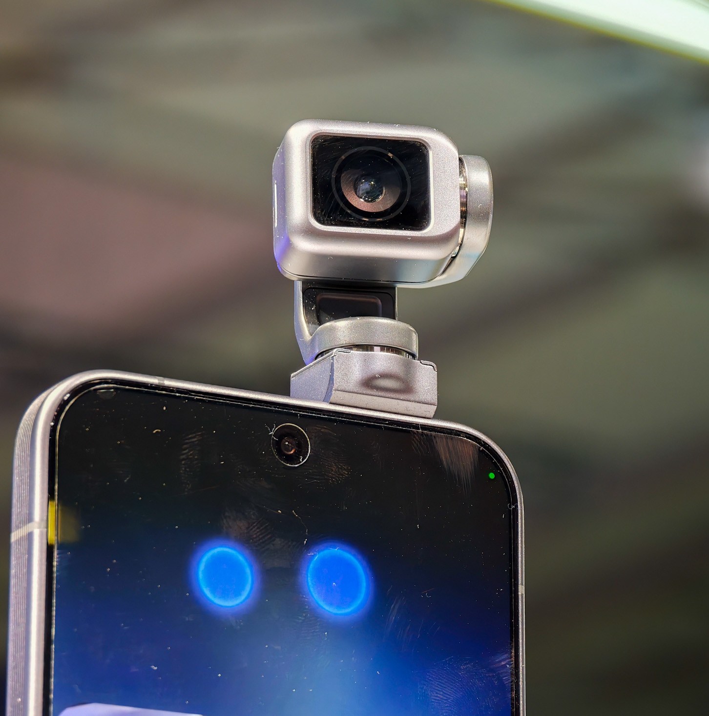 Honor’s Robot Phone is a bad robot, an interesting camera, and maybe your friend