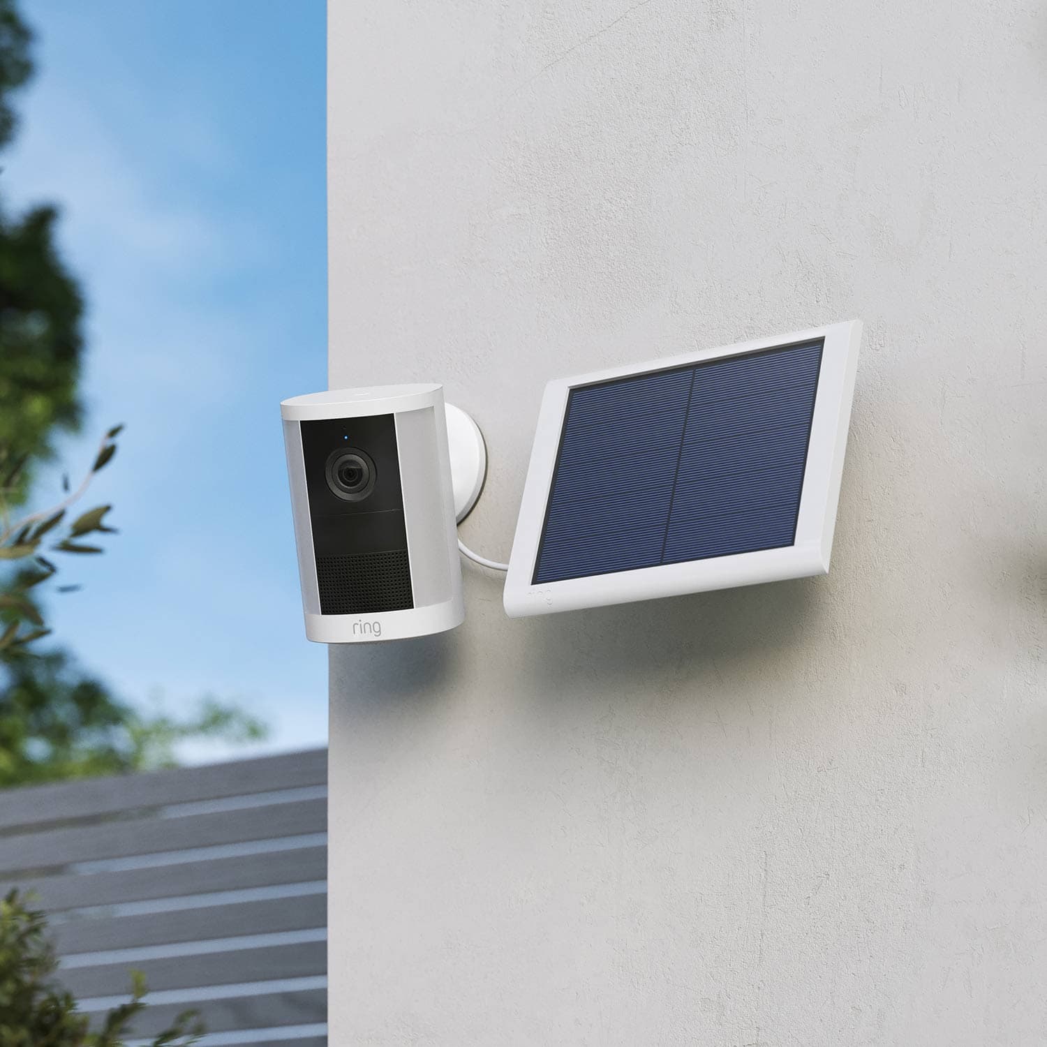 <em>The Spotlight Cam has a 550-lumen spotlight and Retinal 2K video. It can<em> be plugged in, powered by solar, or via battery. It has </em>a dual-chamber battery holder and is compatible with the new Quick Release Ultra Battery Pack. </em>